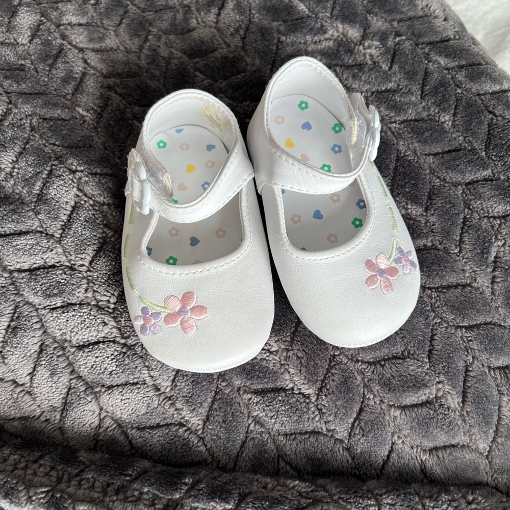 Trimfoot Co. White Maryjane Baby Shoes size 3